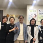 Lee Oi-soo Instagram - 여수의 2020 일레븐브릿지 국제마라톤 조직위원회의 홍보대사 위촉식에 참여하기 위해 잠시 화천을 떠나 있었습니다. 하늘이 아름답고 바다가 아름답고 사람이 아름다운 여수. 맛있는 음식도 많았습니다. 통장어탕, 우럭지리, 새조개 샤브샤브 매생이죽 등으로 포식을 하면서 지금까지 식사가 아닌 사료만 먹고 산 것 같다는 생각까지 했을 정도입니다. 이틀 동안을 여수 비치리조트 대표님께서 희사한 이외수 집필실에 머물러 있었습니다. 대표님의 선배 되시는 분께서 저를 로 안내 하셔서 링거와 태반주사로 치료해 주셨습니다. 놀랍게도 기운이 충천해서 당일날은 밤새도록 한잠도 못 자고 아침까지 청소만 열심히 했습니다. 하지만 돌아오는 도중에 우라질놈의 감기가 다시 도져서 끊임없이 기침과 가래에 시달려야 했습니다. 화천집필실로 무사귀환은 했지만 현재 기분은 최악입니다. 기침 가래는 여전하고 관절이라는 관절은 모조리 쇠망치로 짓이겨지는 듯 쑤십니다. 계속 약을 복용하고 있으나 기침 가래는 전혀 물러갈 기미를 보이지 않습니다. 자꾸만 욕이 치밀어 오릅니다. 나보다 인간성 더러운 존재로 간주되는 인간이 앞에 있다면 년놈을 가리지 않고 아구창을 한대 날려 버리고 싶습니다. 자꾸만 욕설이 치밀어 오릅니다. 띠버럴!