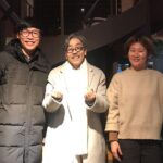 Lee Oi-soo Instagram - 여수의 2020 일레븐브릿지 국제마라톤 조직위원회의 홍보대사 위촉식에 참여하기 위해 잠시 화천을 떠나 있었습니다. 하늘이 아름답고 바다가 아름답고 사람이 아름다운 여수. 맛있는 음식도 많았습니다. 통장어탕, 우럭지리, 새조개 샤브샤브 매생이죽 등으로 포식을 하면서 지금까지 식사가 아닌 사료만 먹고 산 것 같다는 생각까지 했을 정도입니다. 이틀 동안을 여수 비치리조트 대표님께서 희사한 이외수 집필실에 머물러 있었습니다. 대표님의 선배 되시는 분께서 저를 로 안내 하셔서 링거와 태반주사로 치료해 주셨습니다. 놀랍게도 기운이 충천해서 당일날은 밤새도록 한잠도 못 자고 아침까지 청소만 열심히 했습니다. 하지만 돌아오는 도중에 우라질놈의 감기가 다시 도져서 끊임없이 기침과 가래에 시달려야 했습니다. 화천집필실로 무사귀환은 했지만 현재 기분은 최악입니다. 기침 가래는 여전하고 관절이라는 관절은 모조리 쇠망치로 짓이겨지는 듯 쑤십니다. 계속 약을 복용하고 있으나 기침 가래는 전혀 물러갈 기미를 보이지 않습니다. 자꾸만 욕이 치밀어 오릅니다. 나보다 인간성 더러운 존재로 간주되는 인간이 앞에 있다면 년놈을 가리지 않고 아구창을 한대 날려 버리고 싶습니다. 자꾸만 욕설이 치밀어 오릅니다. 띠버럴!