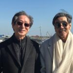 Lee Oi-soo Instagram - 여수의 2020 일레븐브릿지 국제마라톤 조직위원회의 홍보대사 위촉식에 참여하기 위해 잠시 화천을 떠나 있었습니다. 하늘이 아름답고 바다가 아름답고 사람이 아름다운 여수. 맛있는 음식도 많았습니다. 통장어탕, 우럭지리, 새조개 샤브샤브 매생이죽 등으로 포식을 하면서 지금까지 식사가 아닌 사료만 먹고 산 것 같다는 생각까지 했을 정도입니다. 이틀 동안을 여수 비치리조트 대표님께서 희사한 이외수 집필실에 머물러 있었습니다. 대표님의 선배 되시는 분께서 저를 로 안내 하셔서 링거와 태반주사로 치료해 주셨습니다. 놀랍게도 기운이 충천해서 당일날은 밤새도록 한잠도 못 자고 아침까지 청소만 열심히 했습니다. 하지만 돌아오는 도중에 우라질놈의 감기가 다시 도져서 끊임없이 기침과 가래에 시달려야 했습니다. 화천집필실로 무사귀환은 했지만 현재 기분은 최악입니다. 기침 가래는 여전하고 관절이라는 관절은 모조리 쇠망치로 짓이겨지는 듯 쑤십니다. 계속 약을 복용하고 있으나 기침 가래는 전혀 물러갈 기미를 보이지 않습니다. 자꾸만 욕이 치밀어 오릅니다. 나보다 인간성 더러운 존재로 간주되는 인간이 앞에 있다면 년놈을 가리지 않고 아구창을 한대 날려 버리고 싶습니다. 자꾸만 욕설이 치밀어 오릅니다. 띠버럴!