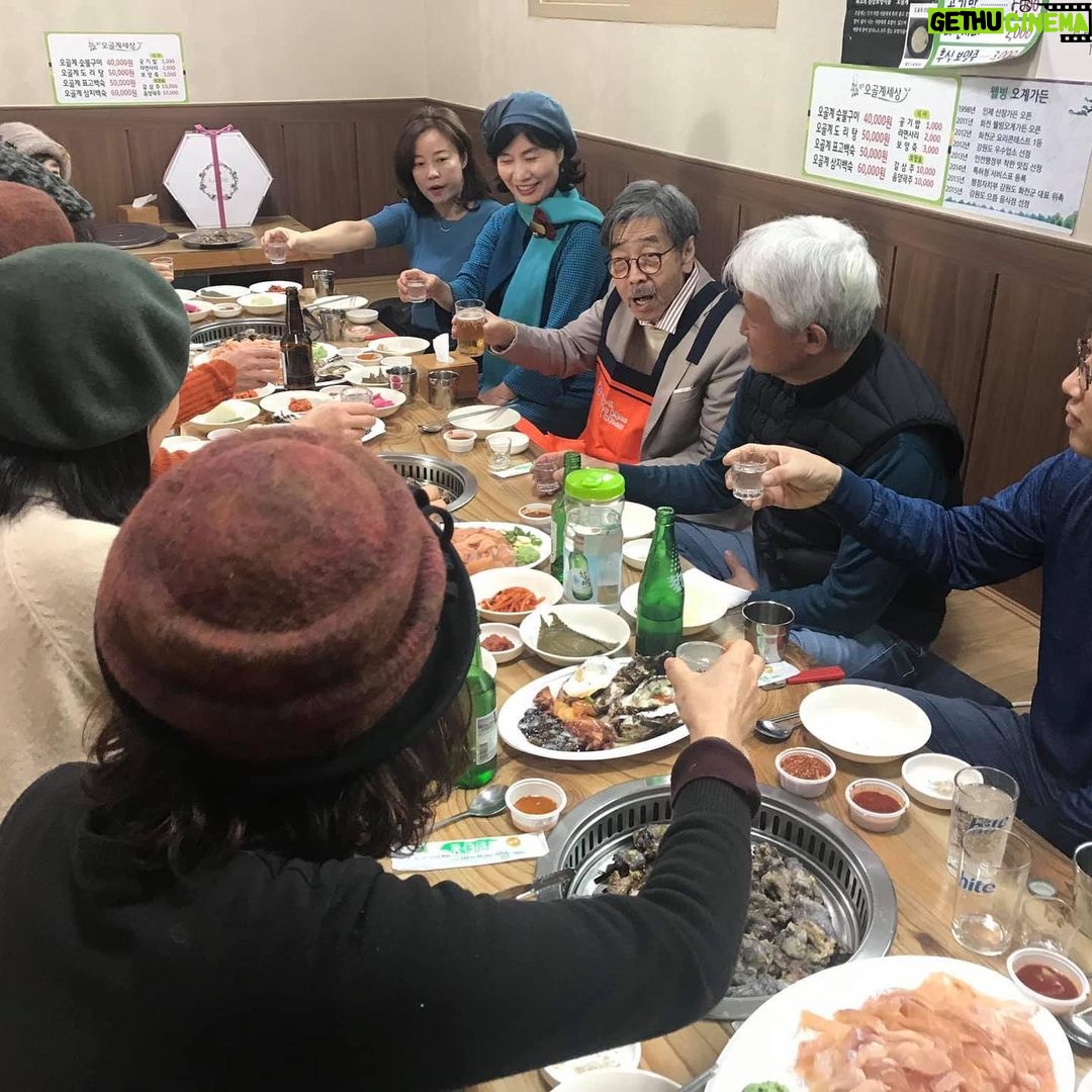 Lee Oi-soo Instagram - 디자이너 감성모자 루이엘을 사랑하는 8선녀 모임에 초대되어 푸짐한 식사를 대접받고 멋진 모자도 선물받았습니다. 어울리나요.