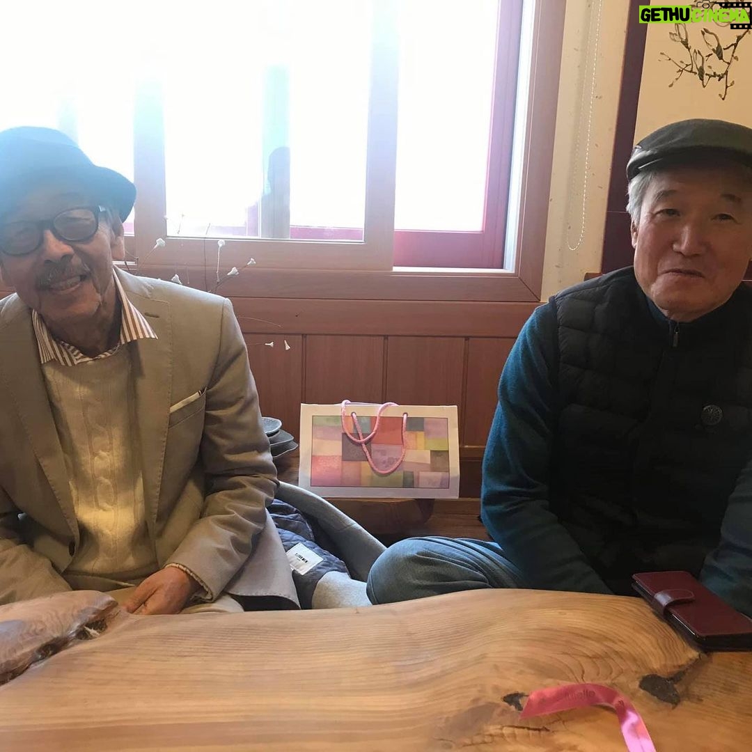 Lee Oi-soo Instagram - 디자이너 감성모자 루이엘을 사랑하는 8선녀 모임에 초대되어 푸짐한 식사를 대접받고 멋진 모자도 선물받았습니다. 어울리나요.