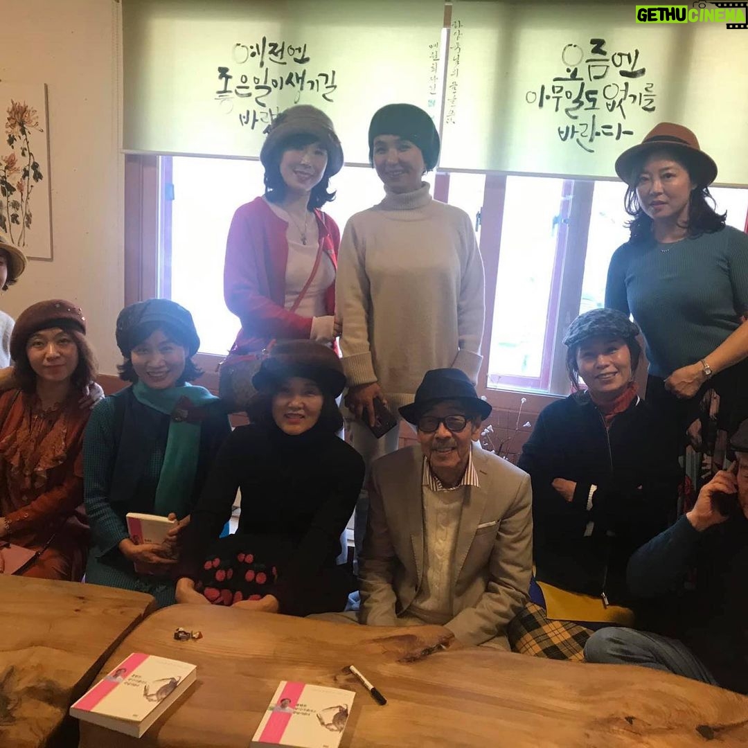 Lee Oi-soo Instagram - 디자이너 감성모자 루이엘을 사랑하는 8선녀 모임에 초대되어 푸짐한 식사를 대접받고 멋진 모자도 선물받았습니다. 어울리나요.