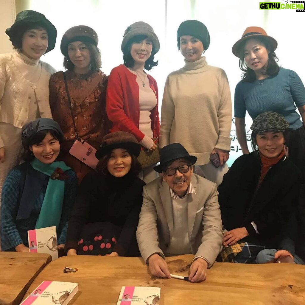 Lee Oi-soo Instagram - 디자이너 감성모자 루이엘을 사랑하는 8선녀 모임에 초대되어 푸짐한 식사를 대접받고 멋진 모자도 선물받았습니다. 어울리나요.