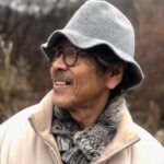 Lee Oi-soo Instagram - 코로나19 때문에 잠정적으로 휴관중인 감성마을 이외수 문학관. 관람객들의 발길이 끊어진 상태에서 새봄을 기다리고 있습니다. 오늘도 다소 냉랭한 꽃샘바람. 몽요담에는 며칠 전 방류한 산천어들이 한가롭게 헤엄쳐 다니고 있습니다. 수달들에게는 문자 그대로 황금어장. 해가 지면 어김없이 몰려와 파티를 벌이겠지요. 저는 모월공방 물레 하나를 차지하고 막걸리사발이나 열심히 만들겠습니다. 존버교를 창시하면 교인이 되시겠다는 분들이 많아서 정말 구체적으로 한번 실현해 볼까 궁리중입니다. 혼자 존나게 버티는 것보다 함께 존나게 버티는 것이 더 효과적이지 않을까요. 신도가 되실 분 댓글 바랍니다. (사진은 교주가 될 준비를 하고 있는 이외수의 거지패션).