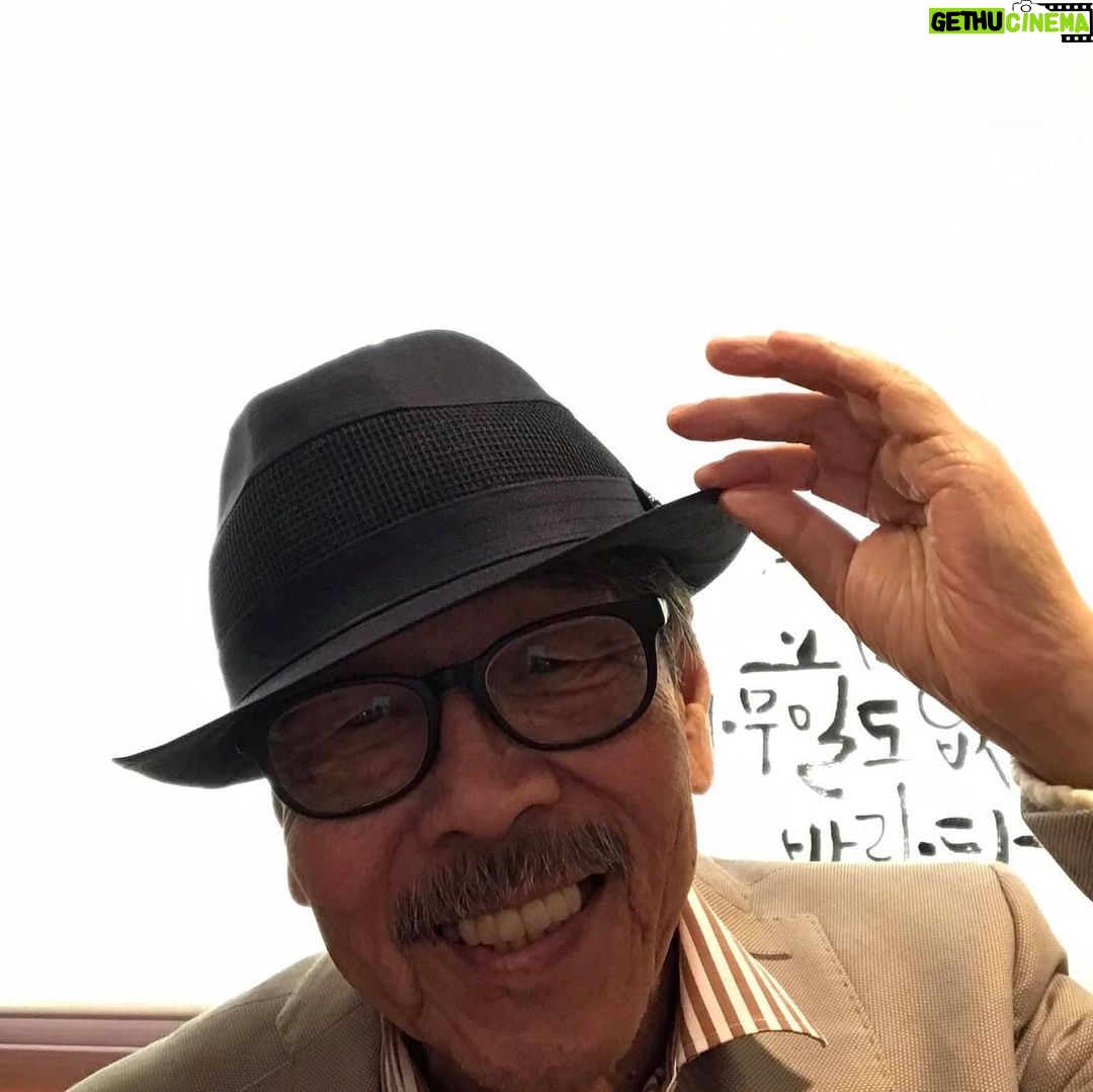 Lee Oi-soo Instagram - 디자이너 감성모자 루이엘을 사랑하는 8선녀 모임에 초대되어 푸짐한 식사를 대접받고 멋진 모자도 선물받았습니다. 어울리나요.