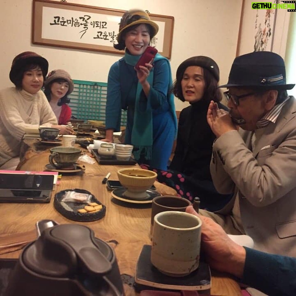 Lee Oi-soo Instagram - 디자이너 감성모자 루이엘을 사랑하는 8선녀 모임에 초대되어 푸짐한 식사를 대접받고 멋진 모자도 선물받았습니다. 어울리나요.