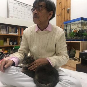 Lee Oi-soo Instagram - 어제 도서출판 해냄 편집부로부터 전화 한통을 받았습니다. 이외수 산문집 한 줄로 하루 버티기 <불현듯 살아야겠다고 중얼거렸다>가 4쇄에 돌입했답니다. 정초부터 기쁨 만발입니다.  요즘처럼 책이 소외받는 시대에 4쇄라니, 모두 여러분 덕분입니다. 감사드립니다. 새해에는 여러분께도 축복과 행운과 기쁨과 사랑이 만발하기를 기원합니다.