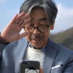 Lee Oi-soo Instagram - 어제 볼 일이 있어 사창리 우체국에 들렀다가 마스크를 사려고 했더니 다 팔렸답니다. 저 자신의 건강을 걱정해서가 아니라 타인이 마스크를 쓰지 않은 저를 대할 때의 불안감을 감안해서 외부에 나갈 때는 반드시 마스크를 착용합니다. 저는 46년생이고 때마침 마스크를 구입할 수 있는 월요일이었습니다. 외출할 기회가 많지 않기 때문에 나온 김에 몇 가지 자질구레한 볼일을 모두 해결할 생각이었습니다. 그러나 우체국은 마스크 품절. 어쩔 수 없이 약국에 들러 주민등록증을 제시하고 2개를 구입했습니다. 대한민국에서 70여년을 살아오면서 처음 겪어 보는 마스크 대란입니다. 세상에, 마스크가 이토록 귀한 대접을 받다니, 평소 자신이 대수롭지 않은 취급을 받아왔다고 생각하시는 분들은 기다려 보십시오. 언젠가는 반드시 코로나19 시대의 마스크처럼 가치가 격상될 날이 올지도 모릅니다. 아니 반드시 오고야 맙니다. 음이 다하면 반드시 양이 오고 양이 다하면 반드시 음이 오는 것이 만고불변의 법칙이니까요. 속삭이는 음성으로 봄비가 내리고 있습니다. 이 비가 그치면 급격히 기온이 떨어질 거라는 기상청 예보가 있었습니다만 다시 겨울이 시작될 거라는 두려움은 말끔히 사라져 버린 상태입니다. 누가 뭐라고 해도 봄이 발등 위에 연분홍 꽃잎 같은 예감으로 사뿐히 내려앉아 있는 상태입니다. 추워져 봤자 꽃샘추위. 하나도 겁 먹을 필요가 없지요. 그런데 이 우라질놈의 코로나 19는 언제쯤 물러갈까요. 그리고 저 망할놈의 신천지는 언제쯤 자신들이 사이비라는 사실을 자각할 수 있을까요. 대구 경찰이 2번이나 압수수색 영장을 청구했는데 그것을 모두 반려한 검사장, 신천지를 비호하거나 두둔하는 다수의 정치가들은 과연 양심이 깨끗할까요. 국민이 불안과 혼란에 빠져 있는 상황에서 현정부에게 불리한 논조로 개소리를 남발하는 사이비 지식인들, 철저하게 썩어문드러진 기레기들. 저 인간같지 않은 생물들이 멸종될 날이 과연 오기는 할까요. 어쨌거나 존버만복래. 저도 이참에 존버교나 한번 창시해 볼까 생각 중입니다.
