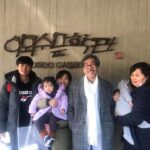 Lee Oi-soo Instagram - 코로나19에 막혀 일상은 정지상태인데 시계바늘은 거리낌 없이 제 임무를 수행하고 있습니다. 벌써 3월인가 싶었는데 어느새 3월 하고도 7일. 토요일이지만 이외수 문학관은 잠정적으로 휴관을 선언한 상태입니다 따라서 방문객들의 발길도 끊어진 상태입니다. 그래도 오랜 독자들이나 제자들의 발길이 끊이지 않습니다. 가족을 동반하는 경우도 있고 혼자 오시는 경우도 있습니다. 여기가 어딥니까. 화천하고도 상서면 다목리 감성마을. 첩첩산중에 구절양장, 험난하기 짝이 없는 산길을 몇 시간이나 헤매야 비로소 당도할 수 있는 장소입니다. 모처럼 작정하고 오신 분들인데 헛걸음을 시켜 드릴 드릴 수야 있나요. 문학관을 관람시켜 드립니다. 코로나19 확진자가 일부러 저를 만나러 오실 리는 없고요, 화천은 현재까지 확진자가 발견되지 않은 상태입니다. 절대로 감성마을에 오시라는 뜻으로 올리는 글이 아닙니다. 나라 전체가 어려움을 겪고 있습니다. 이런 상황에서 저를 찾아 오시는 이유가 있을 거라는 생각 때문에 저로서는 방문을 거부할 수가 없습니다. 저는 면역력이 극도로 약화되어 있는 상태입니다. 오래도록 결핵을 앓았던 병력도 가지고 있습니다. 오로지 정신력이 밑천입니다. 존버정신 하나로 버티고 있는 중입니다. 각별히 조심은 하고 있습니다. 사람을 만날 때도 가급적이면 안전한 거리를 유지합니다. 상대편에게 양해를 구한 다음 대부분 악수도 생략합니다. 반드시 마스크도 착용합니다. 손도 자주 씻습니다. 그래도 감염된다면 운명이려니 하겠습니다. 어려움을 조금이라도 덜어 주려고 서로를 격려해 주시는 국민 여러분, 불철주야 방역과 치료에 전념하시는 관계 공무원 여러분, 날마다 정확한 정보를 전달하기에 여념이 없으신 언론인(기레기는 꺼져 주셈) 여러분. 사랑합니다. 감사합니다. 존버.