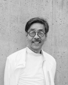 Lee Oi-soo Instagram - 안녕하세요 큰아들 한얼입니다 지난 25일 저녁 사랑하는 아버지께서 소천하셨습니다 가족들이 모두 임종을 지키는 가운데 외롭지 않게 떠나셨어요 마치 밀린 잠을 청하듯 평온하게 눈을 감으셨습니다 존버의 창시자답게 재활을 정말 열심히 하셨는데 여러분들 곁으로 돌아가지 못하고 하늘의 부름을 받은게 너무 안타까워요 지금이라도 깨우면 일어나실 것 같은데 너무 곤히 잠드셔서 그러질 못하겠어요 그곳엔 먼저 가신 그리운 이름들이 계시니 그분들이 잘 반겨주시겠지요 여러분들이 보내주셨던 기도가 사랑이 되어 가슴에 가득 채워졌을테니 따뜻한 가슴으로 포옹할 수 있으실거에요 빈소는 춘천호반장례식장에 마련 하였어요 조문은 4월 26일 오전 10시부터 가능하시고 발인은 4월 29일 오전 7시 30분 예정입니다 부고장은 내일 아침에 다시 올리도록 할게요 오늘밤 기도 많이 부탁드립니다