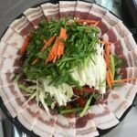 Lee Oi-soo Instagram - 저는 기회만 되면, 기본적으로 인간이 물질적인 요소와 정신적인 요소와 영적인 요소로 이루어져 있다고 고장난 녹음기처럼 같은 말을 되풀이해 온 경력을 가지고 있습니다. 그러면서도 저는 정작 정신적인 요소와 영적인 요소만을 중시해서 물질적인 요소를 소홀히 할 때가 많았습니다. 그래서 가끔 몸이 고장나서 곤욕을 치르기도 합니다. 대개 인사불성으로 술을 마셨을 경우 몸이 만신창이가 되어 며칠씩 드러누운 채로 방바닥을 굴러다니며 고통스러워 합니다. 저를 잘 아시는 분들은 제가 남다른 집중력과 의지력을 가지고 있다는 말을 자주합니다. 하지만 술만은 예외입니다. 담배는 과감하게 끊었는데 술은 도저히 끊을 수가 없습니다. 물론 몸이 아플 때는 어쩔 수 없이 술잔을 멀리하게 되지만 좀 회복되면 무슨 이유로든 술을 마시고야 맙니다. 아마도 제 육신 어딘가에 술귀신이 숨어 있다가 틈만 나면 결심을 약화시켜 버리는지도 모릅니다. 인류사 이래로 물에 빠져 죽은 사람보다는 술에 빠져 죽은 사람이 훨씬 많다는 설도 있지만 술도 코로나19를 능가할 정도로 무서운 존재라는 생각을 해 봅니다. 그런데 저는 왜 몸이 아플 때만 그 사실을 자각하게 될까요. 아무튼 요즘들어 건강이 좋지 않아 술을 멀리하고는 있습니다. 술을 멀리하는 대신 노래를 가까이하고 있습니다. 노래를 가까이 하면서 폐기능이 무척 좋아졌다는 진단을 받기도 했습니다. 그런데, 이리 가면 파출소, 저리 가면 경찰서, 노래를 부르면 부쩍 술이 땡깁니다. 이때는 술이 당기는 것이 아니라 분명히 땡기는 것입니다. 제 인생은 언제나 진퇴양난, 사면초가. 바둑으로 말하면 축몰이를 당하는 입장이었습니다. 대마불사는 개뿔, 언제나 대마는 지그재그로 축머리를 두들겨 맞으면서 비틀거리는 형국이고 언제나 패배가 자명한 바둑판을 떠나지 못하고 있는 형국입니다. 방하착. 저도 모든 것을 내려 놓는 길이 정답이라는 사실을 알기는 하지만, 염병할, 무슨 이유 때문인지 아직도 인생이라는 바둑판을 둘러 엎지 못하고 있습니다. 때로는 공부가 턱없이 부족하다는 판단에서 머리 깎고 산으로나 들어갈까 생각도 해 보다가 세속을 이만큼 오염시킨 걸로 만족해야지 산까지 오염시킬 이유가 무엇이냐 싶어 포기해 버린 적도 있습니다. 어쨌거나 지금 바둑판을 둘러엎기에는 억울한 점들이 너무 많다는 사실도 술을 퍼마시는 이유이면서 지리멸렬한 목숨을 부지하고 있는 이유입니다. 당연히 저는 절대로 자살 따위 감행할 생각이 없습니다. 눈썹 하나 까딱하지 않고 하나님을 빙자해서 코로나19 확산시키러 다니고 떼지어 거리로 나가 태극기를 모독하고 멀쩡한 국민들을 종북좌빨로 모는 인간 쓰레기들도 자신들이 존재할 가치가 있다고 생각하는 현실적 황무지에서 저는 과분하게도 오래도록 수많은 독자분들의 사랑을 받으면서 글밥을 먹고 살아온 작가로서의 사명감도 버릴 수가 없습니다. 최근들어 하루도 거르지 않고 페북과 트위터와 인스타와 카스와 홈페이지에 제 미천한 글발들을 퍼나르거나 팩트에 입각한 기사들을 퍼나르는 이유도 세상이 조금이라도 맑아지기를 바라는 마음 때문입니다. 저는 대한민국이라는 민주공화국에서 수없는 구라와 수없는 불의와 수없는 개쉐키들과 수없는 무뇌충들과 수없는 조작과 수없는 모함과 수없는 시궁창과 수없는 악마들을 직접 경험하면서 살아온 증인입니다. 지금의 대한민국이 최상의 대한민국입니다. 마지막 발악을 하는 적폐세력들 때문에 다소 느리기는 하지만 어느 시대보다 밝은 미래를 준비하는 대한민국입니다. 원칙과 상식과 양심과 인간이 회복되고 있는 대한민국입니다. 새벽이 오기 전의 어둠이 가장 짙다는 말이 있습니다. 여러분 사랑합니다. 부디 희망을 잃지 마시고 악착같이 존버해 주세요.