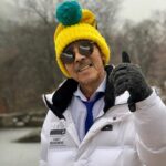Lee Oi-soo Instagram - 거짓말을 밥 먹듯이 하거나, 같은 잘못을 몇 번씩 반복해서 저지르거나, 반성도 모르고, 사과도 모르고, 부끄러움조차도 모르고, 마냥 부정부패를 일삼았던 양심불량의 적폐들, 인면수심의 정치 떨거지들에게 다시 나라를 맡기겠다고 악다구니를 써대는 인간들이 있습니다. 자기들이 저지른 잘못들은 마치 없었던 일들처럼 덮어 버리고 다른 인물들이나 부처들이 조금만 약점이나 실수를 드러내도 이빨을 드러내고 물어뜯거나 게거품을 물고 욕지거리를 퍼부어 대는 철면피들. 자기들이 이끌어가던 세상이 악마들의 소굴이라면 지금은 천사들의 낙원에 비유될 지경인데도 불평과 불만과 흠집 내기에 여념이 없습니다. 지금은 나라 전체가 난국에 처해 있는 상황입니다. 여.야를 가릴 국면이 아닙니다. 날이 갈수록 불안이 고조되고 불편이 심화되고 있는 실정입니다. 모두가 일치단결하여 난국을 극복하기에도 벅찬 국면이지요. 그런데도 불순한 정치적 목적에 동조해서 국민의 불안감을 고조시키거나 모함과 조작, 가짜뉴스를 남발하는 기레기들까지 판을 칩니다. 물론 이 또한 지나가겠지요. 하지만 지금쯤은 가짜와 진짜를 구분할 수 있는 지각을 갖출 때가 되지 않았을까요. 하지만 지금은 바다로 가야 할 배가 산으로 가고 있는 형국입니다. 대한민국은 적폐공화국이 아니라 민주공화국입니다. 모두들 정신을 바짝 차려야 하겠습니다.