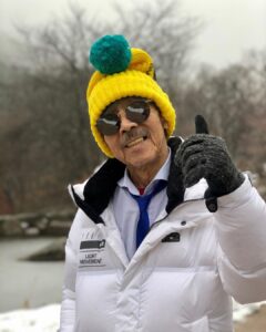 Lee Oi-soo Instagram - 거짓말을 밥 먹듯이 하거나, 같은 잘못을 몇 번씩 반복해서 저지르거나, 반성도 모르고, 사과도 모르고, 부끄러움조차도 모르고, 마냥 부정부패를 일삼았던 양심불량의 적폐들, 인면수심의 정치 떨거지들에게 다시 나라를 맡기겠다고 악다구니를 써대는 인간들이 있습니다. 자기들이 저지른 잘못들은 마치 없었던 일들처럼 덮어 버리고 다른 인물들이나 부처들이 조금만 약점이나 실수를 드러내도 이빨을 드러내고 물어뜯거나 게거품을 물고 욕지거리를 퍼부어 대는 철면피들. 자기들이 이끌어가던 세상이 악마들의 소굴이라면 지금은 천사들의 낙원에 비유될 지경인데도 불평과 불만과 흠집 내기에 여념이 없습니다. 지금은 나라 전체가 난국에 처해 있는 상황입니다. 여.야를 가릴 국면이 아닙니다. 날이 갈수록 불안이 고조되고 불편이 심화되고 있는 실정입니다. 모두가 일치단결하여 난국을 극복하기에도 벅찬 국면이지요. 그런데도 불순한 정치적 목적에 동조해서 국민의 불안감을 고조시키거나 모함과 조작, 가짜뉴스를 남발하는 기레기들까지 판을 칩니다. 물론 이 또한 지나가겠지요. 하지만 지금쯤은 가짜와 진짜를 구분할 수 있는 지각을 갖출 때가 되지 않았을까요. 하지만 지금은 바다로 가야 할 배가 산으로 가고 있는 형국입니다. 대한민국은 적폐공화국이 아니라 민주공화국입니다. 모두들 정신을 바짝 차려야 하겠습니다.