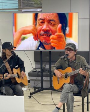 Lee Oi-soo Instagram - 안녕하세요 
고 이외수 작가의 유가족을 대표하여 
인사 말씀 올립니다
장례 치르는 동안 많은 분들이 빈소에 다녀가셨고,
미처 오지 못하신 분들은 기도와 
sns에 추모글로 대신 해주셨습니다
눈물로 애도해주셨던 제자분들과 
노래와 공연으로 고인의 혼을 달래주셨던 동료 예술가분들
전국 각지에서 찾아와주신 독자여러분들 덕분에 
마지막 가시는 길이 외롭지 않을 수 있었습니다 
고인에겐 전부나 다름없던 여러분들, 
그 사랑이 온전히 느껴졌습니다
덕분에 저희 유가족들도 큰 위로를 받을 수 있었습니다
비록 육신은 재가 되었지만, 
이외수란 이름은 많은 작품으로 우리 곁에 남아 있습니다
그 이름만큼은 재가 되지 않고 명예롭게 살아 숨 쉴 수 있도록 
유가족 모두 최선을 다하겠습니다
애도해주신 모든 분들께 깊은 감사의 말씀 올립니다