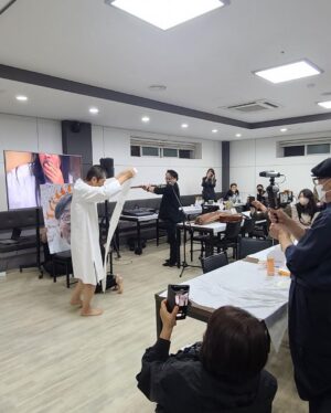 Lee Oi-soo Instagram - 안녕하세요 
고 이외수 작가의 유가족을 대표하여 
인사 말씀 올립니다
장례 치르는 동안 많은 분들이 빈소에 다녀가셨고,
미처 오지 못하신 분들은 기도와 
sns에 추모글로 대신 해주셨습니다
눈물로 애도해주셨던 제자분들과 
노래와 공연으로 고인의 혼을 달래주셨던 동료 예술가분들
전국 각지에서 찾아와주신 독자여러분들 덕분에 
마지막 가시는 길이 외롭지 않을 수 있었습니다 
고인에겐 전부나 다름없던 여러분들, 
그 사랑이 온전히 느껴졌습니다
덕분에 저희 유가족들도 큰 위로를 받을 수 있었습니다
비록 육신은 재가 되었지만, 
이외수란 이름은 많은 작품으로 우리 곁에 남아 있습니다
그 이름만큼은 재가 되지 않고 명예롭게 살아 숨 쉴 수 있도록 
유가족 모두 최선을 다하겠습니다
애도해주신 모든 분들께 깊은 감사의 말씀 올립니다