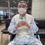 Lee Oi-soo Instagram - 안녕하세요 큰 아들 한얼입니다 아버지와 함께 새해 인사 올립니다 아버지께선 운동을 열심히 하신 덕분에 근력이 많이 붙고 있어요 존버의 창시자답게 몸소 존버를 실천 하고 계신 모습을 보며 이 보다 더 좋은 새해 덕담이 있을까 싶습니다 건강을 되찾아 가는 아버지 모습으로 새해 모두 건강하시길 바라는 마음을 전해 봅니다 새해 복 많이 받으세요!