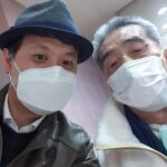Lee Oi-soo Instagram - 안녕하세요 큰아들 한얼입니다 해마다 크리스마스가 되면 어린시절 아버지와의 일화가 떠올라요 5살때였어요 슬레이트 지붕 아래 네 식구가 한 방에서 자던 시절이었죠 크리스마스 이브날 저녁이었어요 갑자기 크리스마스 트리가 갖고 싶었던 저는 우리집은 왜 트리가 없냐며 떼를 썼었어요 아버지는 난감하셨을거에요 쌀 살 돈도 없는데 크리스마스 트리라뇨 한 번 쓰고 버릴 물건인데 당치도 않죠 하지만 어린 전 트리가 너무 갖고 싶었고 울면서 떼를 쓰다 잠이 들었어요 그런데 아침이 되자 아버지가 저를 흔들어 깨웠어요 “아들아 이거봐 트리야” 눈을 뜨니 정말 눈 앞에 트리가 있었어요 그건 제 머리맡에 그려진 그림이었어요 아버지가 밤새 벽지 위에 크리스마스 트리를 그리셨던거에요 아버지와 전 두 팔을 들고 소리쳤죠 “메리 크리스마스!” 그날 밤 아마도 아버진 잠든 저희를 보며 본인은 가난해도 가족들에겐 최선을 다하는 방법을 고민하셨을거에요 그리고 조심히 붓을 들어 어린 두 아들이 깰까봐 불도 켜지 못한채 어둠 속에서 그림을 그리셨을테죠 해마다 크리스마스가 되면 전 그 트리가 생각 나요 나무의 모양과 장신구들의 빛깔과 미소짓던 아버지의 표정까지 아직도 선명해요 세상에서 가장 아름다운 트리가 제 마음 속에 심어진 기분이에요 아버지가 그려주신 이 트리를 이제는 제가 아버지 머리 맡에 놓아드리고 싶어요 그리고 두 팔 벌려 외치고 싶어요 “메리 크리스마스!”