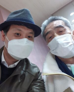 Lee Oi-soo Instagram - 안녕하세요 큰아들 한얼입니다 
해마다 크리스마스가 되면
어린시절 아버지와의 일화가 떠올라요

5살때였어요
슬레이트 지붕 아래 
네 식구가 한 방에서 자던 시절이었죠

크리스마스 이브날 저녁이었어요
갑자기 크리스마스 트리가 갖고 싶었던 저는
우리집은 왜 트리가 없냐며
떼를 썼었어요 
아버지는 난감하셨을거에요 
쌀 살 돈도 없는데 크리스마스 트리라뇨
한 번 쓰고 버릴 물건인데 당치도 않죠
하지만 어린 전 트리가 너무 갖고 싶었고
울면서 떼를 쓰다 잠이 들었어요

그런데 아침이 되자 
아버지가 저를 흔들어 깨웠어요
“아들아 이거봐 트리야”
눈을 뜨니 정말 눈 앞에 트리가 있었어요 
그건 제 머리맡에 그려진 그림이었어요
아버지가 밤새 벽지 위에 크리스마스 트리를 그리셨던거에요
아버지와 전 두 팔을 들고 소리쳤죠
“메리 크리스마스!”

그날 밤 아마도
아버진 잠든 저희를 보며
본인은 가난해도
가족들에겐 최선을 다하는 방법을 고민하셨을거에요
그리고 조심히 붓을 들어
어린 두 아들이 깰까봐 
불도 켜지 못한채 어둠 속에서 
그림을 그리셨을테죠

해마다 크리스마스가 되면 전
그 트리가 생각 나요 
나무의 모양과 
장신구들의 빛깔과 
미소짓던 아버지의 표정까지
아직도 선명해요 
세상에서 가장 아름다운 트리가 
제 마음 속에 심어진 기분이에요

아버지가 그려주신 이 트리를 
이제는 제가 아버지 머리 맡에 놓아드리고 싶어요
그리고 두 팔 벌려 외치고 싶어요

“메리 크리스마스!”