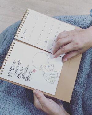 Lee Oi-soo Instagram - 안녕하세요~!
크리스마스를 기념해 아버지께 선물 드리는 마음으로 
굿즈 광고 좀 할게요 양해 부탁드립니다~

여러분,
이외수 작가의 굿즈가 카카오톡 선물하기에서도 
구매 기능하게 되었습니다~! 
카카오톡 선물하기에서 ‘이외수’를 쳐보세요
크리스마스 선물로 존버 굿즈를 선물해 보세요~

뽀송뽀송한 촉감으로 고급스러운 시 다이어리!
존버 정신을 담은 존버 탁상달력!
집안을 환하게 밝혀줄 크레파스화 벽걸이 달력!

판매 수익은 전액 아버지 치료비를 위해 쓰이고 있습니다
그럼 모두 메리크리스마스!

구매는 아래 홈페이지에서도 가능합니다~
www.leeoisoo.com