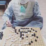 Lee Oi-soo Instagram - 안녕하세요 큰 아들 한얼입니다 여러분! 오늘은 좋은 소식을 하나 들고 왔어요^^! 이버지께선 연하장애와 기도에 뚫은 목관 때문에 말씀을 하실 수 없는데요 그래서 무엇을 기억하고 계시고 무엇을 잊으셨을지 알 수가 없는 상황이거든요 며칠전엔 혹시 바둑을 기억하고 계실까 싶어 바둑판을 사서 들고가 보았더랬어녀 바둑이 안되면 오목이라도, 오목이 안되면 알까기라도 가르쳐 드려야겠다 싶은 마음으로요 그런데 이게 웬일입니까 바둑을 기억하고 계시더라고요! 비록 달달 떨리는 손이었지만 원하는 곳에 정확히 돌을 놓시고 또 제 죽은 돌도 남김 없이 집어 가시는 걸 보고 눈물이 왈칵 쏟아질뻔 했습니다 ㅠㅠ 아아 감사합니다 아버지 감사합니다 바둑님! 1년8개월의 시간동안 말은 못하고 몸은 뜻대로 안움직이고 코로나 시국에 면회도 안되어 그렇지 않아도 외로움이 많던 분이 하루하루가 더욱 외로우셨을텐데 아버진 포기하지 않고 고군분투 하고 계셨던거에요 ㅠㅠ 존버의 창시자답게 끝까지 버티시는 모습이 한없이 존경스럽네요 ㅠㅠ 여러분들께 너무 감사드려요 아버지께서 나아지는 모습에서 여러분들이 보내주시는 기도와 응원이 그대로 닿고 있음을 느끼거든요 덕분에 좋은 소식 전할 수 있었고 또 좋은 소싣으로 찾아뵐 수 있도록 하겠습니다 그럼 모두, 존버! 감사합니다!! (아참! 아버지 달력이 카카오톡 선물하기가 가능해졌습니다! 크리스마스와 연말 선물로 카카오톡 선물하기에서 이외수 달력을 선물해보세요~!)