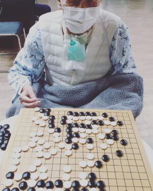 Lee Oi-soo Instagram - 안녕하세요 
큰 아들 한얼입니다 
여러분! 오늘은 좋은 소식을 하나 들고 왔어요^^! 

이버지께선 연하장애와 기도에 뚫은 목관 때문에 
말씀을 하실 수 없는데요 
그래서 무엇을 기억하고 계시고 무엇을 잊으셨을지 알 수가 없는 상황이거든요
며칠전엔 혹시 바둑을 기억하고 계실까 싶어
바둑판을 사서 들고가 보았더랬어녀
바둑이 안되면 오목이라도,
오목이 안되면 알까기라도 가르쳐 드려야겠다 싶은 마음으로요 

그런데 이게 웬일입니까
바둑을 기억하고 계시더라고요!
비록 달달 떨리는 손이었지만
원하는 곳에 정확히 돌을 놓시고 
또 제 죽은 돌도 남김 없이 집어 가시는 걸 보고
눈물이 왈칵 쏟아질뻔 했습니다 ㅠㅠ
아아 감사합니다 아버지 감사합니다 바둑님!

1년8개월의 시간동안 
말은 못하고 몸은 뜻대로 안움직이고 
코로나 시국에 면회도 안되어
그렇지 않아도 외로움이 많던 분이
하루하루가 더욱 외로우셨을텐데 아버진
포기하지 않고 고군분투 하고 계셨던거에요 ㅠㅠ
존버의 창시자답게 끝까지 버티시는 모습이
한없이 존경스럽네요 ㅠㅠ

여러분들께 너무 감사드려요
아버지께서 나아지는 모습에서
여러분들이 보내주시는 기도와 응원이 
그대로 닿고 있음을 느끼거든요

덕분에 좋은 소식 전할 수 있었고
또 좋은 소싣으로 찾아뵐 수 있도록 하겠습니다
그럼 모두, 존버!
감사합니다!! 

(아참! 아버지 달력이 카카오톡 선물하기가 가능해졌습니다! 크리스마스와 연말 선물로 카카오톡 선물하기에서 이외수 달력을 선물해보세요~!)