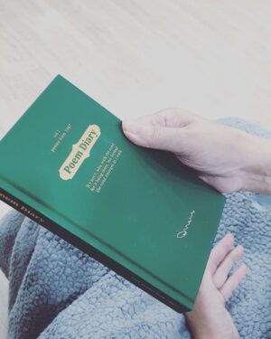Lee Oi-soo Instagram - 안녕하세요 
큰아들 한얼입니다 

아버지가 입원 한지 어느덧 1년 7개월, 
꼬박 19개월을 병실에서 생활하고 계시네요
아직 연하장애로 인해
입으로 식사도 못하시고 
말씀도 못하시지만 
그래도 운동을 열심히 하시고 계신 덕분에 
팔다리에 근육도 조금씩 붙고 있습니다
달팽이처럼 느린 속도지만
반드시 집으로 돌아오실 거라 믿고 있습니다~!

엊그제는 이번에 제작한 아버지의 굿즈를 보여드렸는데 
마음에 들어하셔서 저도 참 기뻤네요^^
구매해주시고 응원해주시는 여러분들께 
깊은 감사의 말씀 올립니다~!
오늘도 열심히 전자 자전거를 타고 계실 아버지,
비록 아무리 밟아도 앞으로 나가지 않는 자전거지만 
아버지는 조금씩 집으로 오고 계시는거랍니다
오늘도 화이팅입니다!
페달아 씽씽 돌아라~!

leeoisoo.com
