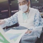 Lee Oi-soo Instagram - 안녕하세요 큰아들 한얼입니다 아버지가 입원 한지 어느덧 1년 7개월, 꼬박 19개월을 병실에서 생활하고 계시네요 아직 연하장애로 인해 입으로 식사도 못하시고 말씀도 못하시지만 그래도 운동을 열심히 하시고 계신 덕분에 팔다리에 근육도 조금씩 붙고 있습니다 달팽이처럼 느린 속도지만 반드시 집으로 돌아오실 거라 믿고 있습니다~! 엊그제는 이번에 제작한 아버지의 굿즈를 보여드렸는데 마음에 들어하셔서 저도 참 기뻤네요^^ 구매해주시고 응원해주시는 여러분들께 깊은 감사의 말씀 올립니다~! 오늘도 열심히 전자 자전거를 타고 계실 아버지, 비록 아무리 밟아도 앞으로 나가지 않는 자전거지만 아버지는 조금씩 집으로 오고 계시는거랍니다 오늘도 화이팅입니다! 페달아 씽씽 돌아라~! leeoisoo.com