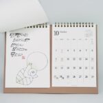 Lee Oi-soo Instagram - 안녕하세요 이외수 작가 큰 아들 한얼입니다 아버지의 새로운 굿즈를 제작하게 되어 소식 전해드립니다! 올해는 2022년도 벽걸이 달력과 탁상 달력, 만년 다이어리를 제작 하게 되었는데요, 벽걸이 달력은 지금까지 공개 된 적 없는 미발표작 크레파스화 12점을 실어 첫공개 되는 작품입니다 크레파스화 질감을 살리기 위해 프리미엄 종이에 인쇄를 하여 원화 느낌을 그대로 재현 하였습니다 소량으로 한정판 제작된 만큼 제작 단가가 높아 다소 비싸게 느껴지실 수도 있지만 실물 받아 보시면 그 값어치를 충분히 한다고 느끼실 겁니다 지난 달력은 오려서 벽에 걸어 두셔도 예쁘게 쓰실 수 있습니다^^ 탁상 달력은 그림과 캘린더를 분리하여 2중 구성으로 그날의 기분에 따라 작품을 넘겨 볼 수 있도록 제작하였습니다 이외수 작가가 나무젓가락으로 그린 캘리그라피와 그림이 여러분들께 존버 에너지를 전달해주길 바라는 마음을 담았습니다 2022년에도 존버 입니다! 만년 다이어리에는 1987년에 작가가 발표한 시들을 담겨 있습니다 페이지를 넘기다가 문득문득 마주하는 시들은 마치 1987년의 이외수 작가가 보내는 편지 같이 느껴지실거에요 하루하루를 기록하는 여러분들의 촉촉한 감성이 마르지 않길 바람해 봅니다 여러분, 올 한 해 기도해주시고 응원해주시는 여러분들 덕분에 아버지를 잘 모실 수 있었습니다 정말 큰 힘이 되었습니다 비록 작은 굿즈지만 2022년에도 이외수 작가와 여러분을 연결해 주는 매개체가 되었으면 좋겠습니다 아버지와 여러분께 누가 되지 않도록 심혈을 기울여 만들었습니다 판매 수익은 여러분들이 전하는 응원의 메세지기에 전액 모두 아버지의 치료비를 위해 쓰일 예정입니다 지난한 길이지만 함께 응원해주시고 기도해주시는 여러분 모두에게 진심으로 감사의 마음을 전합니다 감사합니다! 구매는 아래 링크로 부탁드리겠습니다! www.leeoisoo.com (공유 좀 부탁드려도 될까요~?) #이외수존버작전