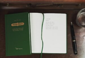 Lee Oi-soo Instagram - 안녕하세요
이외수 작가 큰 아들 한얼입니다
아버지의 새로운 굿즈를 제작하게 되어 소식 전해드립니다!

올해는 2022년도 벽걸이 달력과 탁상 달력, 만년 다이어리를 제작 하게 되었는데요,

벽걸이 달력은 지금까지 공개 된 적 없는 미발표작 크레파스화 12점을 실어 첫공개 되는 작품입니다
크레파스화 질감을 살리기 위해 프리미엄 종이에 인쇄를 하여 원화 느낌을 그대로 재현 하였습니다 
소량으로 한정판 제작된 만큼 제작 단가가 높아 다소 비싸게 느껴지실 수도 있지만 
실물 받아 보시면 그 값어치를 충분히 한다고 느끼실 겁니다 
지난 달력은 오려서 벽에 걸어 두셔도 예쁘게 쓰실 수 있습니다^^

탁상 달력은 그림과 캘린더를 분리하여 2중 구성으로 그날의 기분에 따라 작품을 넘겨 볼 수 있도록 제작하였습니다 
이외수 작가가 나무젓가락으로 그린 캘리그라피와 그림이 여러분들께 존버 에너지를 전달해주길 바라는 마음을 담았습니다 
2022년에도 존버 입니다!

만년 다이어리에는 1987년에 작가가 발표한 시들을 담겨 있습니다
페이지를 넘기다가 문득문득 마주하는 시들은 
마치 1987년의 이외수 작가가 보내는 편지 같이 느껴지실거에요 
하루하루를 기록하는 여러분들의 촉촉한 감성이 마르지 않길 바람해 봅니다

여러분,
올 한 해 기도해주시고 응원해주시는
여러분들 덕분에 아버지를 잘 모실 수 있었습니다 
정말 큰 힘이 되었습니다
비록 작은 굿즈지만 
2022년에도 이외수 작가와 여러분을 연결해 주는 매개체가 되었으면 좋겠습니다 
아버지와 여러분께 누가 되지 않도록 심혈을 기울여 만들었습니다
판매 수익은 여러분들이 전하는 응원의 메세지기에 전액 모두 아버지의 치료비를 위해 쓰일 예정입니다 
지난한 길이지만 함께 응원해주시고
기도해주시는 여러분 모두에게 
진심으로 감사의 마음을 전합니다 
감사합니다!

구매는 아래 링크로 부탁드리겠습니다!
www.leeoisoo.com

(공유 좀 부탁드려도 될까요~?)

#이외수존버작전