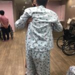 Lee Oi-soo Instagram - 안녕하세요 이외수 작가의 큰 아들 한얼입니다 많은 분들이 아버지 소식을 궁금해 하셔서 오랜만에 이렇게 대신 글을 올립니다 아버지께선 지난 봄부터 재활치료를 하고 계십니다 재활을 다시 시작할 수 있게 된 사실이 참 기적 같이 느껴집니다 사실 지난 겨울까지만 하셔도 기력이 모두 소진되어 저도 못 알아보시고 상태가 많이 안좋으셨거든요 정말 이대로 가실까봐 하루하루를 노심초사 보냈었습니다 하지만 봄이 오기 시작하면서 의식이 조금씩 돌아오시더니 살겠다는 의지를 보이시기 시작하셨어요 덕분에 지금은 이렇게 재활을 시작할 정도가 되었습니다 건강한 사람도 한달 누워 있으면 근력이 빠져 나가기 마련인데 지난 와병 생활이 이제 일년을 훌쩍 넘겼으니 70의 노인에겐 여간 힘든 일이 아니겠지요 겨우 캔에 담긴 유동식의 기본적인 영양분만 콧줄로 전달 받으면서요.. 모두 아버지의 강인한 정신력과 어머니의 헌신, 그리고 여러분들의 응원 덕분이라고 생각합니다 아버지의 호전을 지켜보며 당장이라도 여러분들께 소식을 전하고 싶었지만 이럴때 일 수록 더 조심해야 한다는 어르신들의 말씀에 이제야 소식을 전하게 되었습니다 여전히 콧줄과 목관을 달고 계시고 연하장애로 말씀을 못하셔서 갈길이 멉니다 달팽이보다 느린 속도지만 희망 하나만 바라보고 아버지께선 버티고 계십니다 무엇보다 당신 자신과의 싸움이 가장 고독하실겁니다 열심히 하는데도 좀처럼 회복은 더디고 독자분들과 만나며 행복했던 시절을 생각하시면 지금의 현실이 괴롭기만 하시겠지요 어제는 아버지께서 눈물을 훔치시기에 왜 우시냐고 여쭤봤었어요 힘겹게 뱉으신 단어가 관심이었습니다 이버지께서 심적으로 많이 힘드시구나 싶었어요 코로나로 인해 면회가 금지된 탓에 여전히 당신을 기다리고 사랑하는 사람이 많다는 것을 못 느끼시는 것 같아 마음이 아팠습니다 여러분들과 아버지 사이를 잘 이어주는 것이 제 역할인데 부족함이 컸던 것 같습니다 앞으론 더 자주 소통할 수 있도록 하겠습니다 (잠시 후에 제가 병원으로 갈텐데 남겨주시는 댓글 모두 빠짐 없이 읽어 드리도록 할게요 그외에 소통할 수 있는 다른 방법들도 고민해보도록 하겠습니다) 그럼 더운 날씨에 모두 건강 유의하시길 바라며 아버지를 사랑해 주시고 기도해주시고 응원해 주시는 모든 여러분들께 진심을 담아 감사의 인사 올립니다 감사합니다!