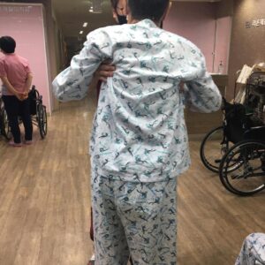Lee Oi-soo Instagram - 안녕하세요 
이외수 작가의 큰 아들 한얼입니다 
많은 분들이 아버지 소식을 궁금해 하셔서
오랜만에 이렇게 대신 글을 올립니다 

아버지께선 지난 봄부터 재활치료를 하고 계십니다
재활을 다시 시작할 수 있게 된 사실이 참 기적 같이 느껴집니다 
사실 지난 겨울까지만 하셔도 기력이 모두 소진되어 저도 못 알아보시고 상태가 많이 안좋으셨거든요 
정말 이대로 가실까봐 하루하루를 노심초사 보냈었습니다
하지만 봄이 오기 시작하면서 
의식이 조금씩 돌아오시더니 살겠다는 의지를 보이시기 시작하셨어요
덕분에 지금은 이렇게 재활을 시작할 정도가 되었습니다 
건강한 사람도 한달 누워 있으면 근력이 빠져 나가기 마련인데 
지난 와병 생활이 이제 일년을 훌쩍 넘겼으니 
70의 노인에겐 여간 힘든 일이 아니겠지요 
겨우 캔에 담긴 유동식의 기본적인 영양분만 콧줄로 전달 받으면서요..
모두 아버지의 강인한 정신력과 
어머니의 헌신,
그리고 여러분들의 응원 덕분이라고 생각합니다 

아버지의 호전을 지켜보며 당장이라도 여러분들께 소식을 전하고 싶었지만 
이럴때 일 수록 더 조심해야 한다는 어르신들의 말씀에 이제야 소식을 전하게 되었습니다 
여전히 콧줄과 목관을 달고 계시고 
연하장애로 말씀을 못하셔서 갈길이 멉니다 
달팽이보다 느린 속도지만 
희망 하나만 바라보고 아버지께선 버티고 계십니다 

무엇보다 당신 자신과의 싸움이 가장 고독하실겁니다 
열심히 하는데도 좀처럼 회복은 더디고
독자분들과 만나며 행복했던 시절을 생각하시면 
지금의 현실이 괴롭기만 하시겠지요 
어제는 아버지께서 눈물을 훔치시기에 
왜 우시냐고 여쭤봤었어요 
힘겹게 뱉으신 단어가 관심이었습니다 
이버지께서 심적으로 많이 힘드시구나 싶었어요
코로나로 인해 면회가 금지된 탓에 
여전히 당신을 기다리고 사랑하는 사람이 많다는 것을 못 느끼시는 것 같아 마음이 아팠습니다 
여러분들과 아버지 사이를 잘 이어주는 것이 제 역할인데 부족함이 컸던 것 같습니다
앞으론 더 자주 소통할 수 있도록 하겠습니다 
(잠시 후에 제가 병원으로 갈텐데 
남겨주시는 댓글 모두 빠짐 없이 읽어 드리도록 할게요 그외에 소통할 수 있는 다른 방법들도 고민해보도록 하겠습니다) 

그럼 더운 날씨에 모두 건강 유의하시길 바라며
아버지를 사랑해 주시고 기도해주시고 응원해 주시는 모든 여러분들께 진심을 담아 감사의 인사 올립니다 
감사합니다!
