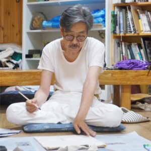 Lee Oi-soo Instagram - 안녕하세요. 
큰아들 한얼입니다. 

여러분들이 구매해주셨던 달력의 수익금 중 일부를 어제 초록우산 어린이재단에 기부하였습니다.
금액이 많진 않지만 환아 아동들을 위해 써주기를 바라는 마음을 담아 전달하였습니다. 

아버지께서는 지난 2009년부터 작년 2019년까지 해마다 초록우산 어린이 재단에 본인의 선화 작품을 기부해왔습니다. 
작품은 천만원에서 이천만원 사이로 경매에 낙찰 되어 도움이 필요한 곳에 쓰였다고 합니다. 
아쉽게도 올해는 코로나로 인해 경매 행사가 취소 되었다고 하네요. 
그래서 이렇게 달력 수익금으로 대신하여 뜻을 이어가게 되었습니다. 

코로나로 인해 어려운 여건임에도
치료비에 보태라고 십시일반 도움의 손길을 주신 여러분들께 너무나 감사 드립니다. 
정말 귀한 돈이란 사실 잘 알고 있습니다. 
아픈 아버지를 모시다 보니, 
주변의 아픈 사람들을 그냥 지나칠 수 없어 
이렇게 수익 일부를 기부하게 되었습니다. 
사전에 알리지 못하여 죄송스러운 마음입니다. 
앞으로도 아버지 굿즈를 계속 만들어갈 예정입니다. 
그리고 수익금의 일부는 이렇게 주변에 나누고자 합니다. 
 
마음을 보내주신 여러분들께 다시 한 번 진심으로 감사드립니다. 
더불어 선뜻 기부를 함께 해주신 제작사 도큐멘토에도 감사의 마음을 전합니다.
달력은 내년 한해에도 작가 이외수와 함께해 달라는 의미로 한정판으로 제작하게 되었으며, 
모두 아버지의 치료비로 쓰일 예정입니다. 
구매를 원하시는 분들은 www.leeoisoo.com 또는 
www.documentor.kr 을 이용해 주시면 감사하겠습니다. 
참, 카카오톡 선물하기에도 등록 되어 간편하게 카톡 선물도 가능하시니 참고하세요.
더불어 연말 선물이 고민 되시는 분들은 
도큐멘토 홈페이지에 한 번 들러 보세요. 
예쁜 디자인의 굿즈들이 많이 있답니다^^ 

혹시 초록우산 어린이재단에 직접 후원하고 싶으신 분들은 아래 홈페이지를 방문해 주시면 감사하겠습니다. 
www.childfund.or.kr

그럼 따뜻한 연말 보내시길 바라며, 
조만간 아버지 근황 소식 또 올리도록 하겠습니다. 
기도해주시고 응원해 주시는 여러분들께 
다시 한 번 깊은 감사의 인사 올립니다. 
감사합니다.