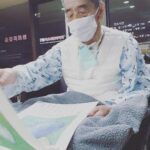Lee Oi-soo Instagram - 안녕하세요~! 크리스마스를 기념해 아버지께 선물 드리는 마음으로 굿즈 광고 좀 할게요 양해 부탁드립니다~ 여러분, 이외수 작가의 굿즈가 카카오톡 선물하기에서도 구매 기능하게 되었습니다~! 카카오톡 선물하기에서 ‘이외수’를 쳐보세요 크리스마스 선물로 존버 굿즈를 선물해 보세요~ 뽀송뽀송한 촉감으로 고급스러운 시 다이어리! 존버 정신을 담은 존버 탁상달력! 집안을 환하게 밝혀줄 크레파스화 벽걸이 달력! 판매 수익은 전액 아버지 치료비를 위해 쓰이고 있습니다 그럼 모두 메리크리스마스! 구매는 아래 홈페이지에서도 가능합니다~ www.leeoisoo.com