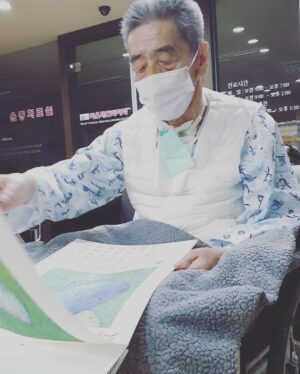 Lee Oi-soo Instagram - 안녕하세요~!
크리스마스를 기념해 아버지께 선물 드리는 마음으로 
굿즈 광고 좀 할게요 양해 부탁드립니다~

여러분,
이외수 작가의 굿즈가 카카오톡 선물하기에서도 
구매 기능하게 되었습니다~! 
카카오톡 선물하기에서 ‘이외수’를 쳐보세요
크리스마스 선물로 존버 굿즈를 선물해 보세요~

뽀송뽀송한 촉감으로 고급스러운 시 다이어리!
존버 정신을 담은 존버 탁상달력!
집안을 환하게 밝혀줄 크레파스화 벽걸이 달력!

판매 수익은 전액 아버지 치료비를 위해 쓰이고 있습니다
그럼 모두 메리크리스마스!

구매는 아래 홈페이지에서도 가능합니다~
www.leeoisoo.com