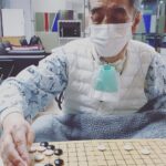 Lee Oi-soo Instagram - 안녕하세요 큰 아들 한얼입니다 여러분! 오늘은 좋은 소식을 하나 들고 왔어요^^! 이버지께선 연하장애와 기도에 뚫은 목관 때문에 말씀을 하실 수 없는데요 그래서 무엇을 기억하고 계시고 무엇을 잊으셨을지 알 수가 없는 상황이거든요 며칠전엔 혹시 바둑을 기억하고 계실까 싶어 바둑판을 사서 들고가 보았더랬어녀 바둑이 안되면 오목이라도, 오목이 안되면 알까기라도 가르쳐 드려야겠다 싶은 마음으로요 그런데 이게 웬일입니까 바둑을 기억하고 계시더라고요! 비록 달달 떨리는 손이었지만 원하는 곳에 정확히 돌을 놓시고 또 제 죽은 돌도 남김 없이 집어 가시는 걸 보고 눈물이 왈칵 쏟아질뻔 했습니다 ㅠㅠ 아아 감사합니다 아버지 감사합니다 바둑님! 1년8개월의 시간동안 말은 못하고 몸은 뜻대로 안움직이고 코로나 시국에 면회도 안되어 그렇지 않아도 외로움이 많던 분이 하루하루가 더욱 외로우셨을텐데 아버진 포기하지 않고 고군분투 하고 계셨던거에요 ㅠㅠ 존버의 창시자답게 끝까지 버티시는 모습이 한없이 존경스럽네요 ㅠㅠ 여러분들께 너무 감사드려요 아버지께서 나아지는 모습에서 여러분들이 보내주시는 기도와 응원이 그대로 닿고 있음을 느끼거든요 덕분에 좋은 소식 전할 수 있었고 또 좋은 소싣으로 찾아뵐 수 있도록 하겠습니다 그럼 모두, 존버! 감사합니다!! (아참! 아버지 달력이 카카오톡 선물하기가 가능해졌습니다! 크리스마스와 연말 선물로 카카오톡 선물하기에서 이외수 달력을 선물해보세요~!)