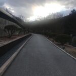 Lee Oi-soo Instagram - 인간반성-2020년 3월 집필실 벽 속에서 범람하는 바람소리 난폭하구나 멀고 먼 바다를 가로질러 삼지창을 번뜩거리며 당도한 포세이돈의 군사들 문득 시간이 정지하고 창 밖 나무들 뼈 부러지는 소리 목 빠지게 기다리던 봄은 기별이 없고 불안한 예감 속에서 절룩거리며 도망치는 나무들 하늘이 오늘처럼 지랄발광을 떨어댈 때는 오직 한 가지 이유뿐 인간이 아무 부끄러움도 없이 띠벌 벌레 흉내를 내거나 짐승 흉내를 낼 때 뿐이다 이 외 수