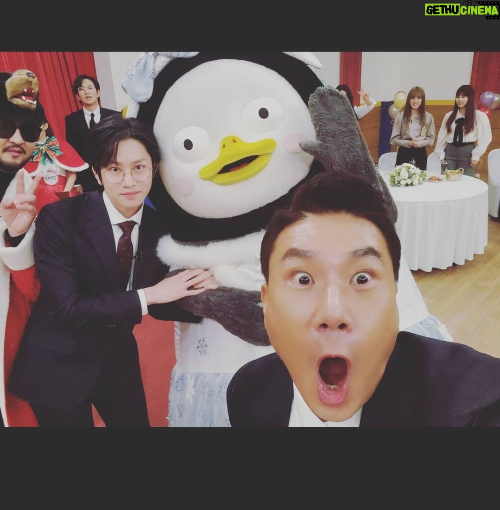 Lee Sang-min Instagram - 펭수랑 메리크리스마스 ~~~~ #펭수 #아는형님 #knowingbrothers