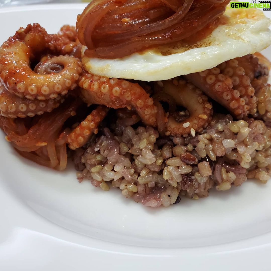 Lee Sang-min - 11K Likes - 오늘도 맛저하세요~~~~^^ #간단혼밥 #밥 #쭈꾸미 #당면 #완숙