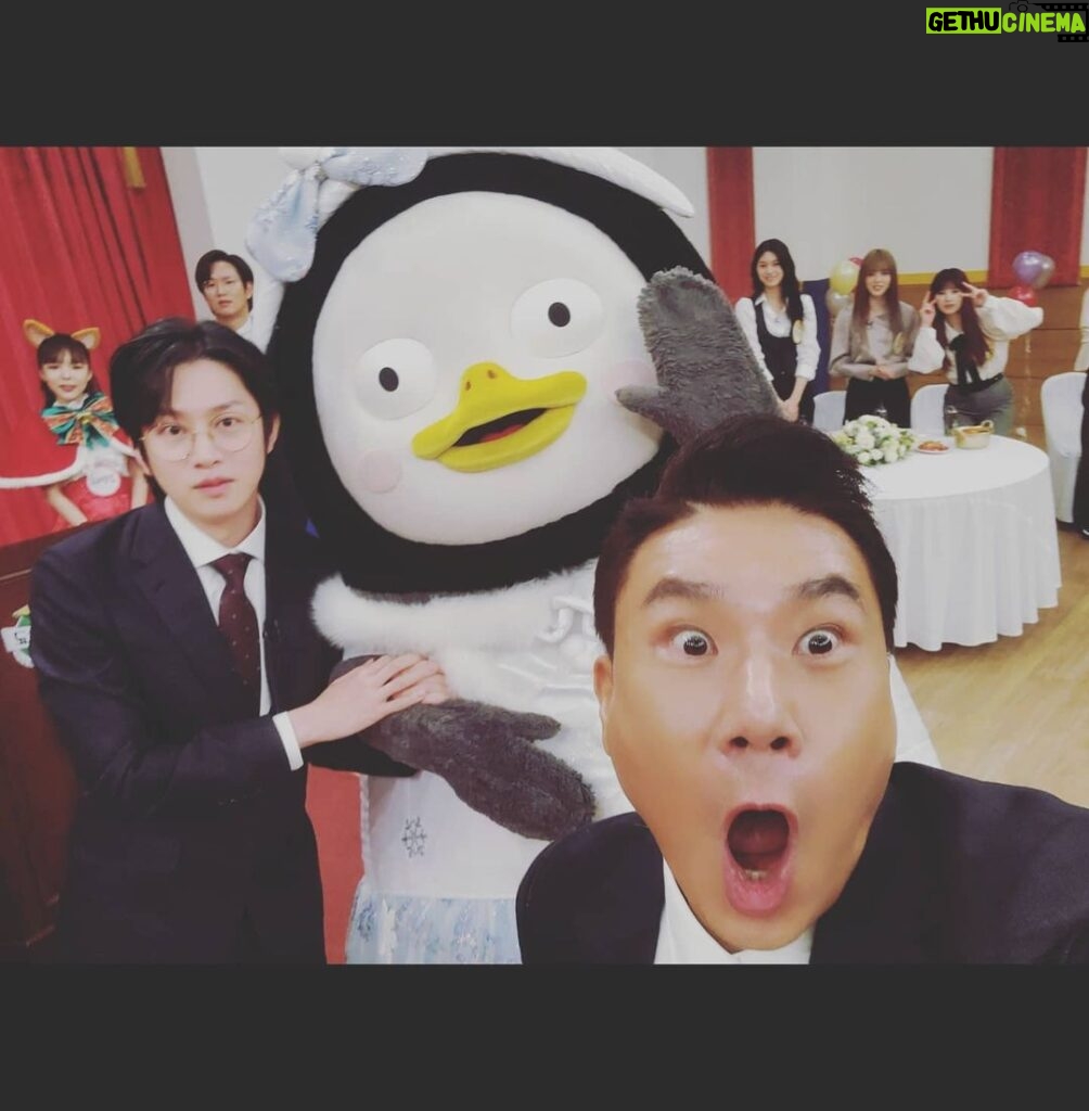 Lee Sang-min Instagram - 펭수랑 메리크리스마스 ~~~~ #펭수 #아는형님 #knowingbrothers