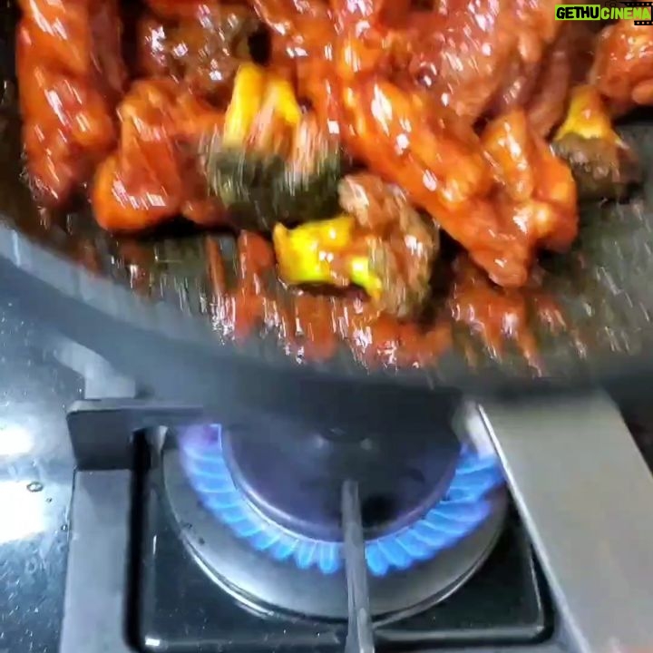 Lee Sang-min Instagram - 한손은찍고 한손은 돌리기 ^^ 맛저하세요^ 저는 오늘 닭갈비 해먹어욥~~~^^ #혼밥 #집밥 감사합니다.. 그리고 사랑합니다 ^^