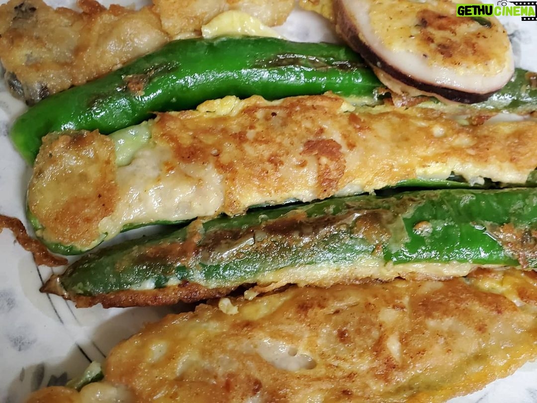 Lee Sang-min - 5.4K Likes - 맛저하세요... 이수만회장님께서 보내주신 와인에 김수미어머님이 싸주신 모듬전에.... 이상민은 맛저 하려구욥^^ 우리공통점은? SM !!! #패밀리 #sm #에스엠 #family