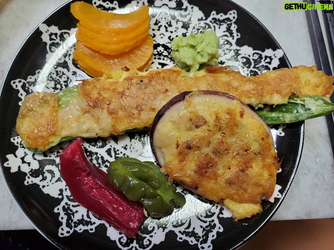 Lee Sang-min - 5.4K Likes - 맛저하세요... 이수만회장님께서 보내주신 와인에 김수미어머님이 싸주신 모듬전에.... 이상민은 맛저 하려구욥^^ 우리공통점은? SM !!! #패밀리 #sm #에스엠 #family