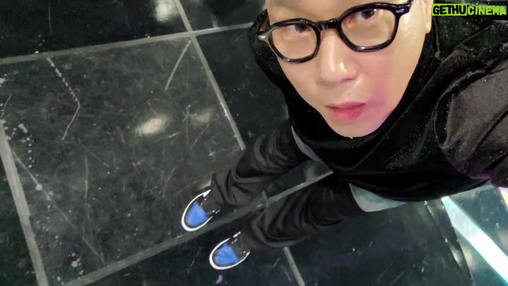 Lee Sang-min - 7.6K Likes - 제가 생일이 호적상으로는 2월3일로 되어있어 카톡을 무심코 열어보니 생일축하 메세지가 가득♡♡♡했어요~~~ 그런데....ㅠㅠ 저는 6월24일에 태어났답니다... 예전에는 이런일 종종 있었어요... 호적잘못 올리고... 호적늦게 신고하고.. 이름도 잠깐...이애기 였죠... 어제 축하해주신 많은분들께 감사드려요...
오늘도화이팅~~~~ 사랑 합니다~~~~~