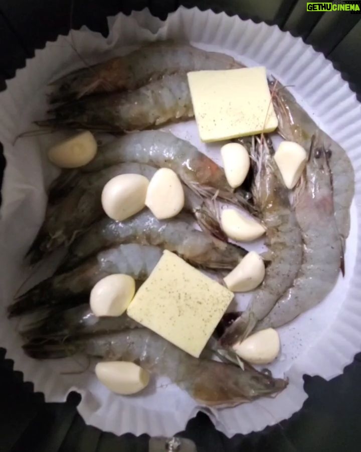 Lee Sang-min - 5.2K Likes - 오늘도 일요일 맛저하세요^^ #간단혼밥 #새우 #버터 #마늘 #양파 #밥 #에어프라이어 180도10분 뒤집어서 200도7분 엽~~