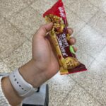 Lee Seo-yeon Instagram - 어제 오늘 계속 간식 얻어먹고 다녔다... - 오늘 도로주행 연습하구 학교 가는 길에 모자랑 아이크림을 샀다. - 학교 수업 듣는데 교수님께서 엠티 인원 더 받을 수 있게 하신다고 하셔서 지원언니한테 바로 톡 날렸다. - 같이 수업 안 듣는 줄 알았는데 알고보니까 같은 장소에서 수업 듣는 중이었다. (언니 미안1) - 연강이라 바로 다음 수업 듣구, 수업 후 나오는 길에 지원언니가 인사해서 이야기 하면서 지하철 역으로 걸어갔다. 언니랑 밥 먹고 싶다구 날 잡자구 이야기 했다. 근데 알고 보니까 어제 이미 날을 잡았었다.. (언니 미안2) - 기억력이 안 좋아서 그렇다며 미안하다구 하면서 계속 걸어가는데 갑자기 내 핸폰 달라고 하더니 언니가 내 사진 마구 찍어줬다. 부끄러워서 포즈 못 취했다. (언니 미안3) - 지하철에서 내가 오늘도 한 끼도 못 먹었다고 했다. 언니가 지하철 문 열리는 와중에 혼자 놀란 토끼눈으로 급하게 가방을 뒤지기 시작했다. 그러더니 어딨지 어딨지 이러다가 꼬깃꼬깃한 프로틴바를 마구 내밀면서 이거 머걱ㄱ!!! 이랬다.. 언니 소중한 간식도 내가 뺏었다.. (언니 미안4) - 우당탕탕 오늘 하루 꽤나 재밌었다. 너라고 부를게. 누난 내 여자니까^^