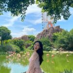 Lee Seo-yeon Instagram - 이거 왜 이제야 올리는지 나도 몰라요오😉 아람언니가 머리 다 말아줘서 인생샷 건졌댜..💚 cf) 이거 사진 찍을 때 완전 더웠음.. 마지막 사진이 찐 현실..!! 옷을 가만히 입고 있을 수 없는 더위였어....😵‍💫