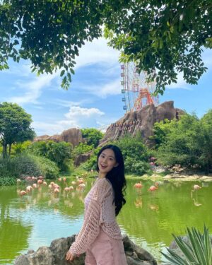 Lee Seo-yeon Instagram - 이거 왜 이제야 올리는지 나도 몰라요오😉
아람언니가 머리 다 말아줘서 인생샷 건졌댜..💚
cf) 이거 사진 찍을 때 완전 더웠음.. 마지막 사진이 찐 현실..!! 옷을 가만히 입고 있을 수 없는 더위였어....😵‍💫