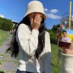 Lee Seo-yeon Instagram - 어제 오늘 계속 간식 얻어먹고 다녔다... - 오늘 도로주행 연습하구 학교 가는 길에 모자랑 아이크림을 샀다. - 학교 수업 듣는데 교수님께서 엠티 인원 더 받을 수 있게 하신다고 하셔서 지원언니한테 바로 톡 날렸다. - 같이 수업 안 듣는 줄 알았는데 알고보니까 같은 장소에서 수업 듣는 중이었다. (언니 미안1) - 연강이라 바로 다음 수업 듣구, 수업 후 나오는 길에 지원언니가 인사해서 이야기 하면서 지하철 역으로 걸어갔다. 언니랑 밥 먹고 싶다구 날 잡자구 이야기 했다. 근데 알고 보니까 어제 이미 날을 잡았었다.. (언니 미안2) - 기억력이 안 좋아서 그렇다며 미안하다구 하면서 계속 걸어가는데 갑자기 내 핸폰 달라고 하더니 언니가 내 사진 마구 찍어줬다. 부끄러워서 포즈 못 취했다. (언니 미안3) - 지하철에서 내가 오늘도 한 끼도 못 먹었다고 했다. 언니가 지하철 문 열리는 와중에 혼자 놀란 토끼눈으로 급하게 가방을 뒤지기 시작했다. 그러더니 어딨지 어딨지 이러다가 꼬깃꼬깃한 프로틴바를 마구 내밀면서 이거 머걱ㄱ!!! 이랬다.. 언니 소중한 간식도 내가 뺏었다.. (언니 미안4) - 우당탕탕 오늘 하루 꽤나 재밌었다. 너라고 부를게. 누난 내 여자니까^^