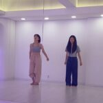 Lee Seo-yeon Instagram - 1년 전에 만든 여름 안무🏖️ 처음 내 안무를 배워준 이서연 최고. 짱. 쪽. @xhyolynx @som0506 #둘중에골라 #dance #dancer #reelsviral #reelsdance #reelsvideo #molipchoreo
