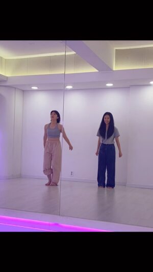 Lee Seo-yeon Instagram - 1년 전에 만든 여름 안무🏖️
처음 내 안무를 배워준 이서연 최고. 짱. 쪽.

@xhyolynx @som0506 #둘중에골라 
#dance #dancer #reelsviral #reelsdance #reelsvideo
#molipchoreo
